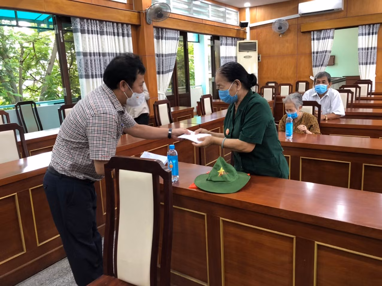 Trao 500 triệu đồng cho gia đình chính sách, người có công -0