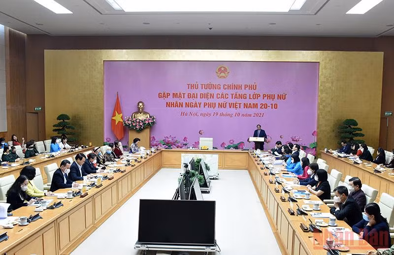 Thủ tướng Phạm Minh Chính gặp mặt các đại biểu phụ nữ tiêu biểu -0
