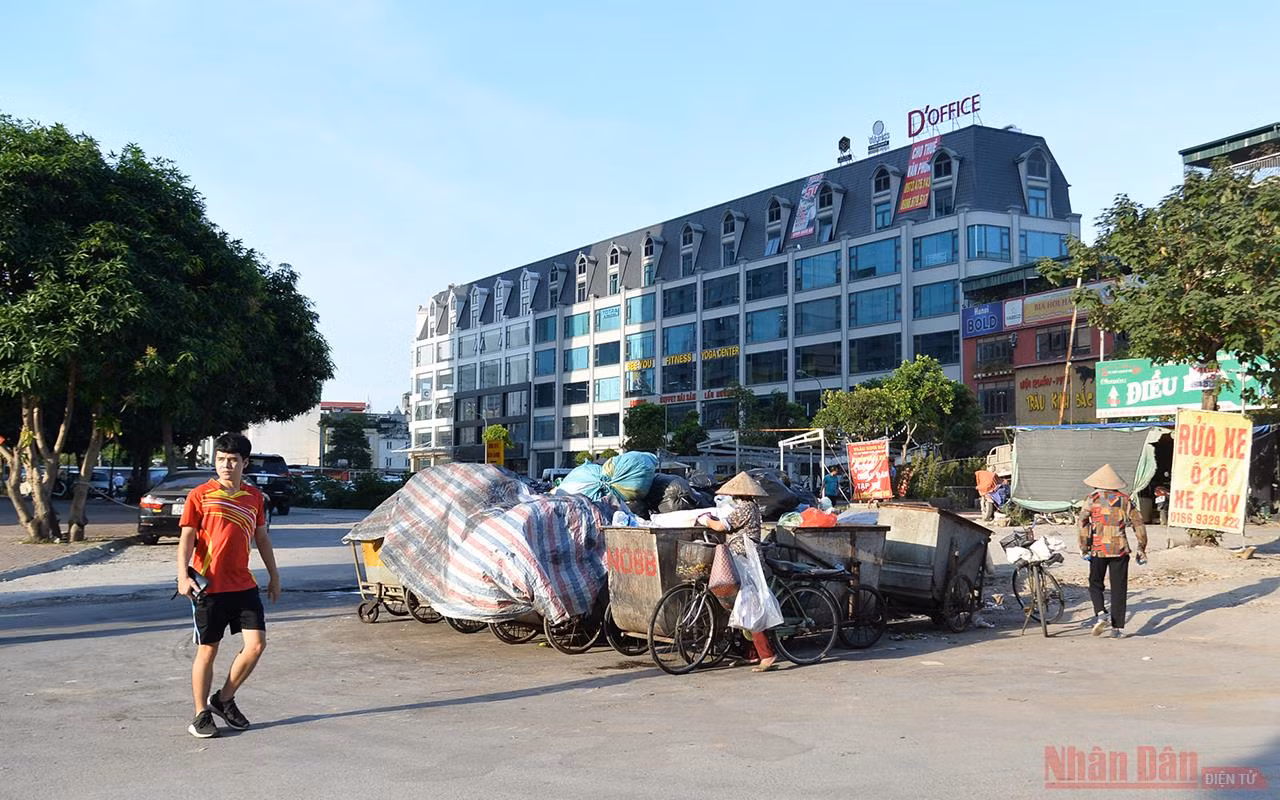 Ùn ứ rác thải tại nhiều khu vực nội thành Hà Nội -2