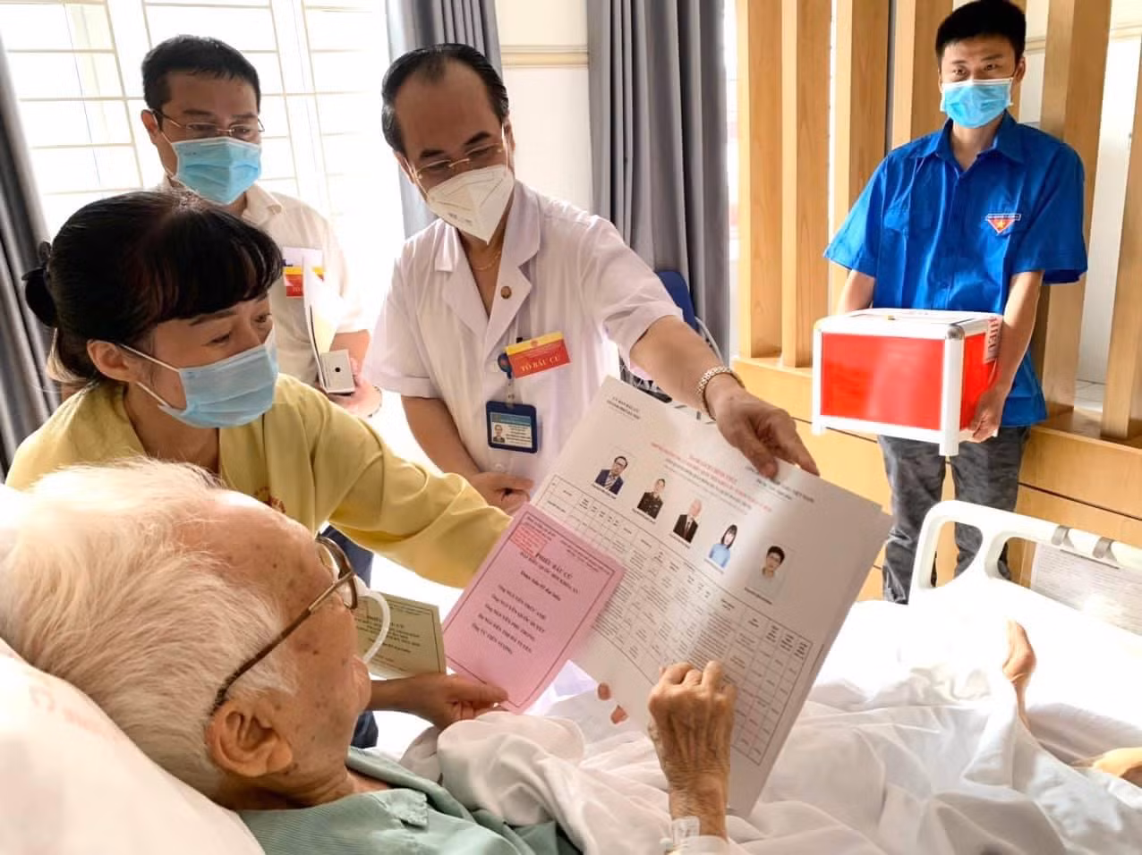 Hòm phiếu lưu động phục vụ cử tri ngày bầu cử -0