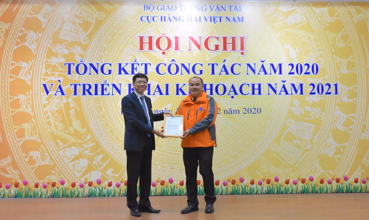 Cuc_truong_Nguyen_Xuan_Sang_trao-1625621666759.jpg