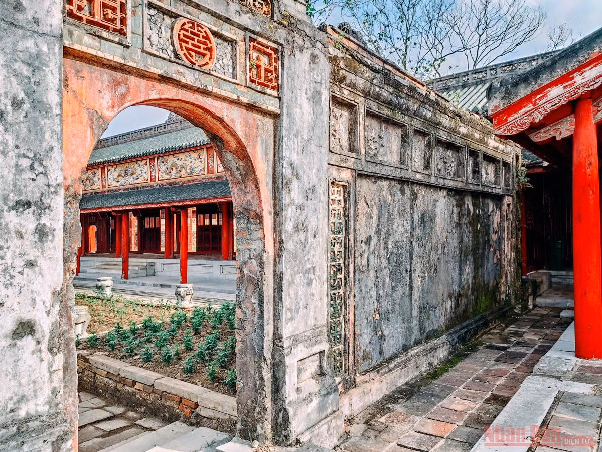 Lát cắt thời gian trên dấu tích Kinh thành Huế -0