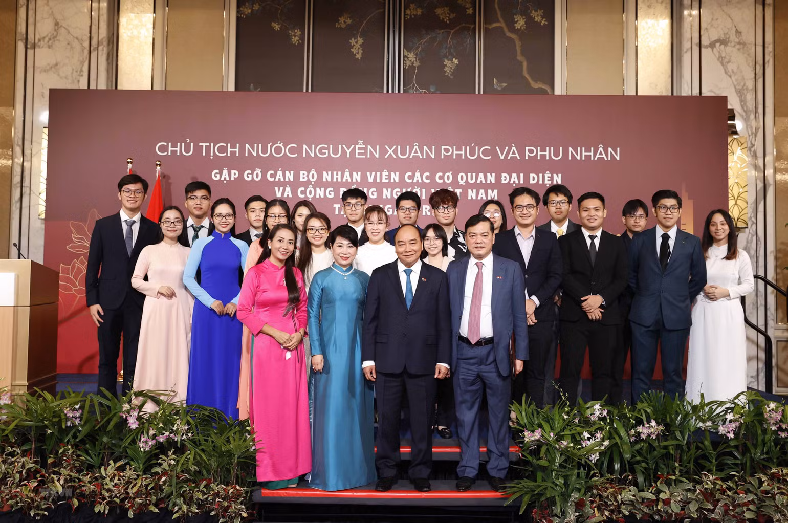 Chủ tịch nước Nguyễn Xuân Phúc gặp mặt cán bộ Đại sứ quán và cộng đồng người Việt tại Singapore -0