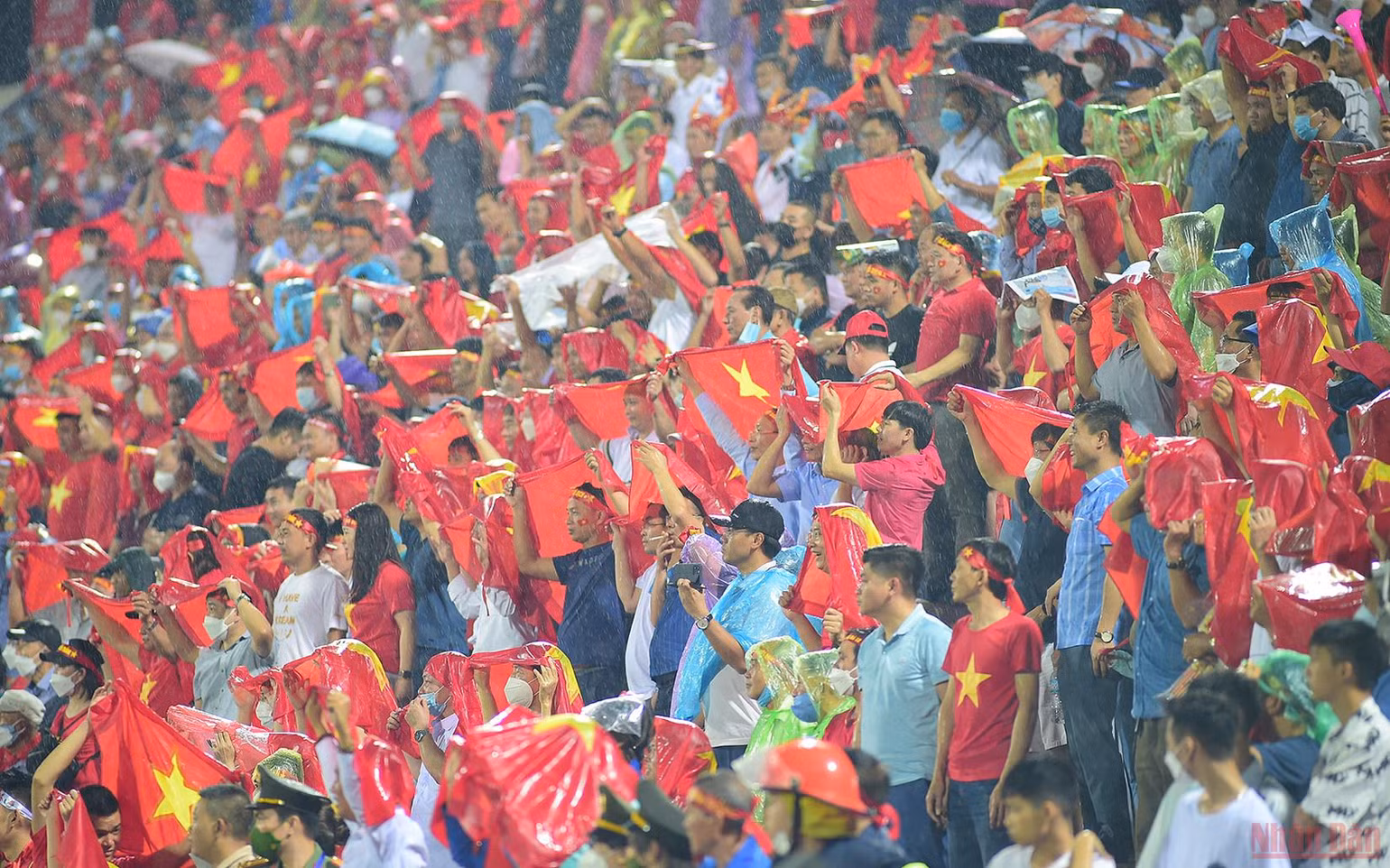 Người hâm mộ vỡ òa tại “chảo lửa” Việt Trì -0
