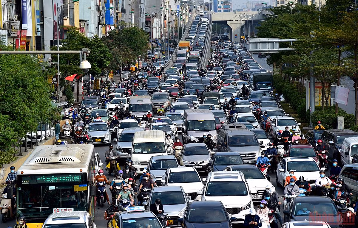 Hà Nội: Người dân lỉnh kỉnh đồ đạc về quê ăn Tết, nhiều tuyến đường ùn ứ -0
