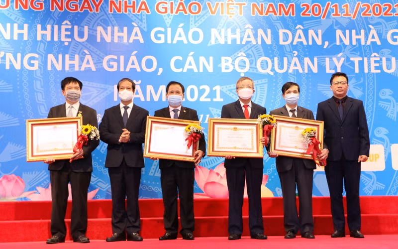Vinh danh các nhà giáo, cán bộ quản lý tiêu biểu năm 2021 -0