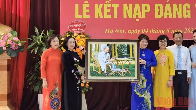 Đồng chí Trương Thị Mai dự Lễ kết nạp Đảng viên mới tại trường chuyên Hà Nội-Amsterdam -0