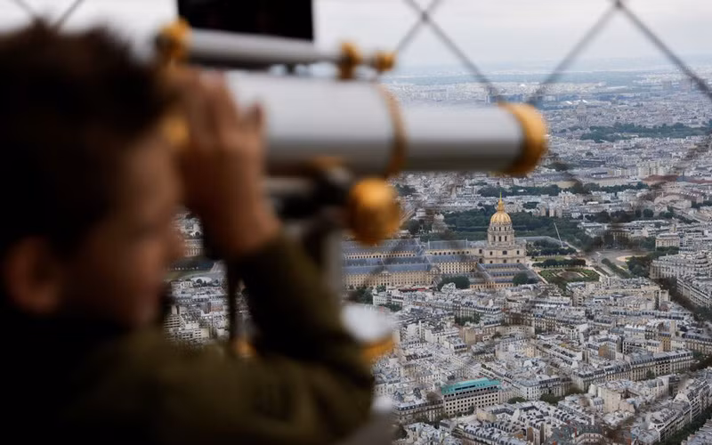 Sau gần 9 tháng, du khách đã được ngắm toàn cảnh Paris từ Tháp Eiffel -0