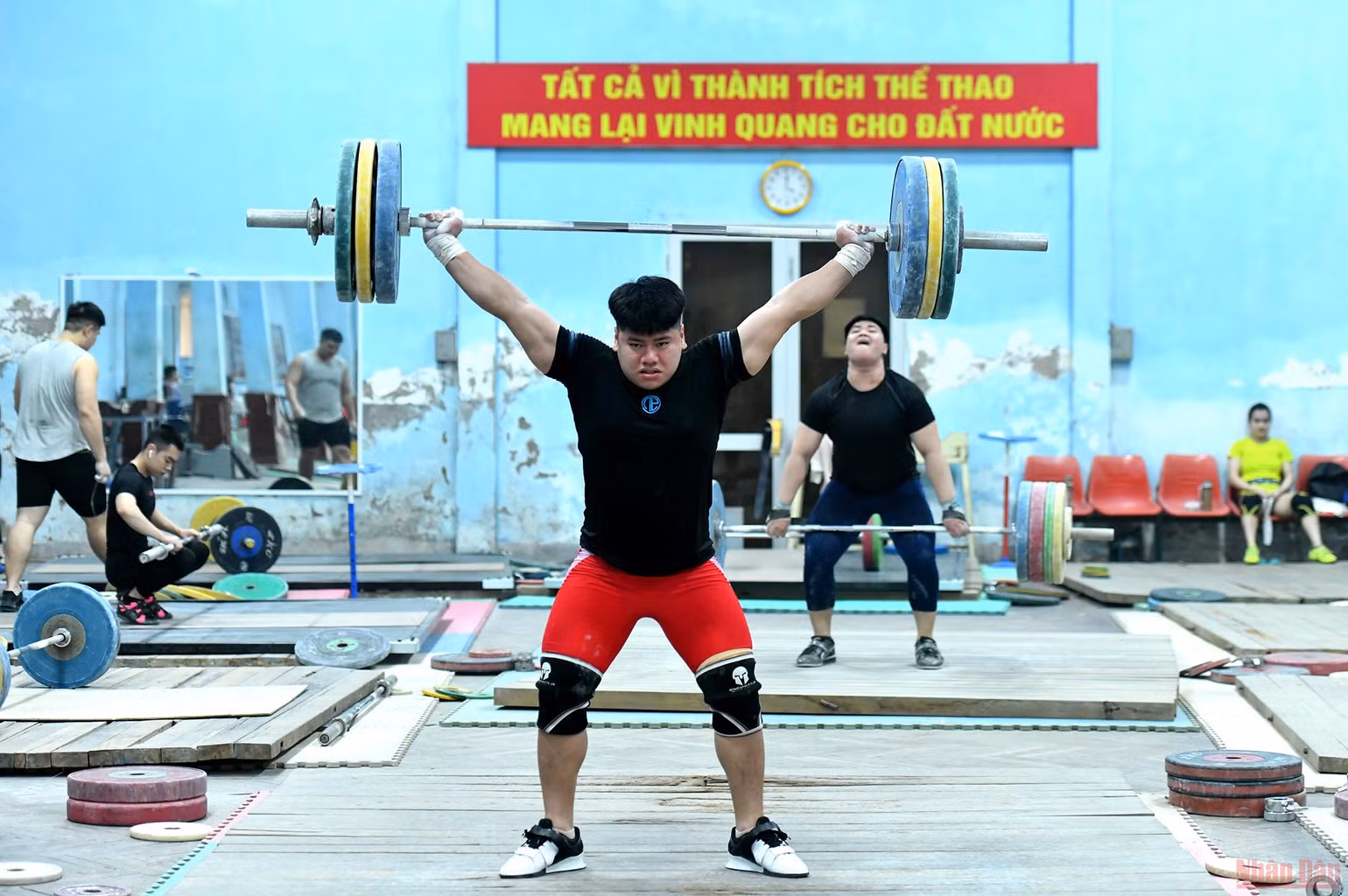 Đô cử Việt Nam tập luyện, quyết tâm giành vàng trên sân nhà -0
