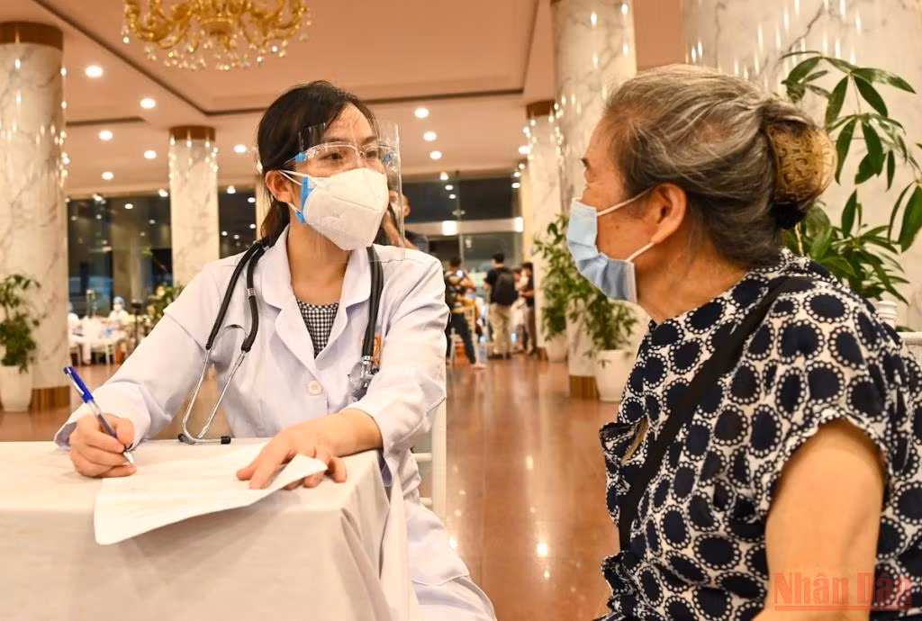 Xuyên đêm tiêm vaccine cho người cao tuổi, người có bệnh nền tại Hà Nội -0
