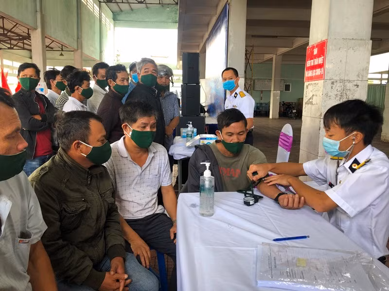 Chương trình “Hải quân Việt Nam làm điểm tựa cho ngư dân vươn khơi bám biển” -1