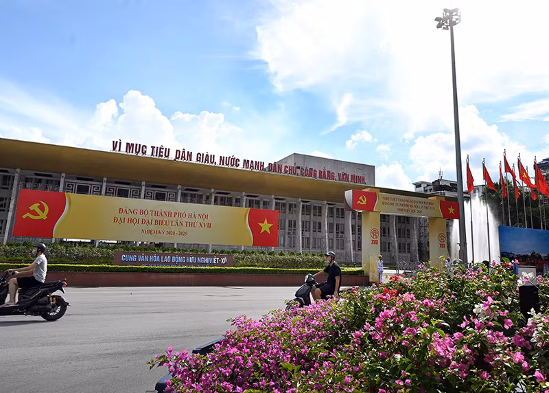 Đường phố Hà Nội rực rỡ cờ hoa chào mừng các sự kiện lớn -0
