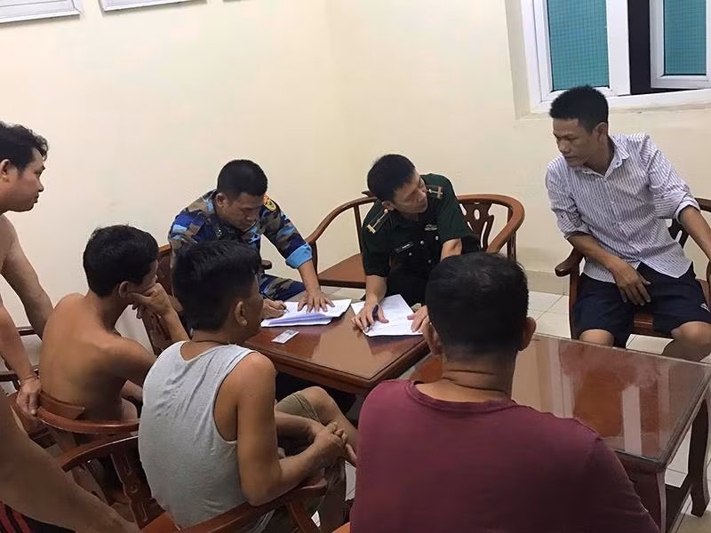 Cứu hộ chín thuyền viên gặp nạn trên biển -0
