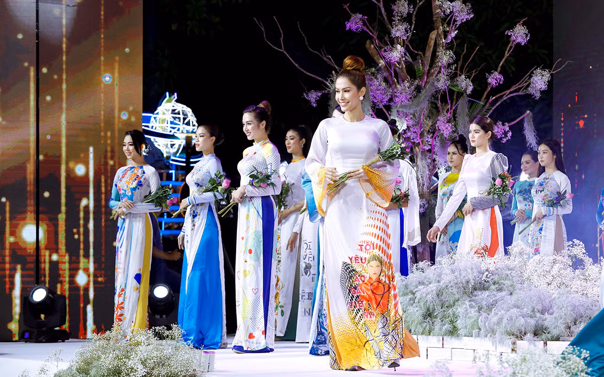 Nhà thiết kế Việt Hùng giới thiệu bộ sưu tập mới trong Lễ hội Áo dài -0