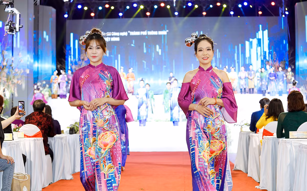 Nhà thiết kế Việt Hùng giới thiệu bộ sưu tập mới trong Lễ hội Áo dài -2
