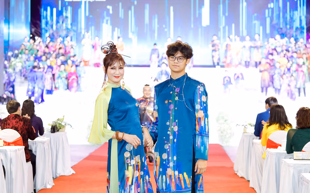 Nhà thiết kế Việt Hùng giới thiệu bộ sưu tập mới trong Lễ hội Áo dài -5