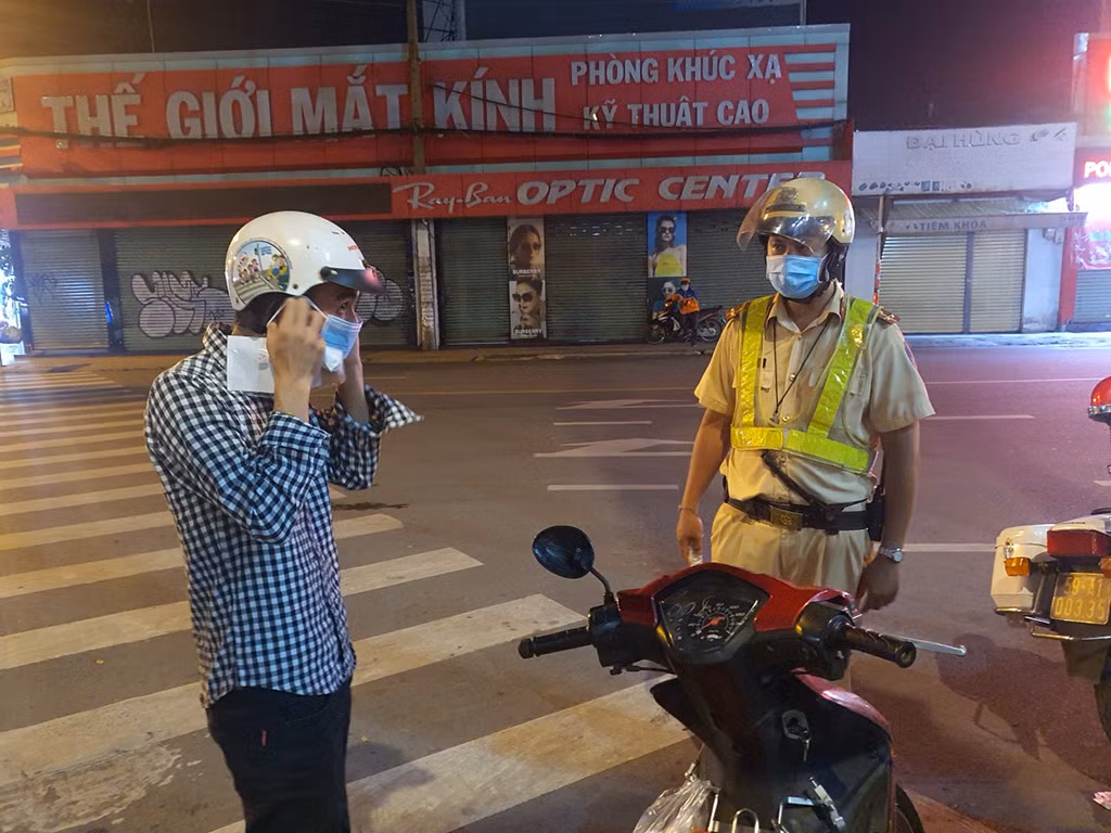 Người dân TP Hồ Chí Minh trong thời gian giãn cách do dịch Covid-19 -0