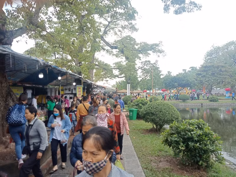 Hàng nghìn khách hành hương đến chiêm bái, dâng hương tại lễ hội chùa Keo -0