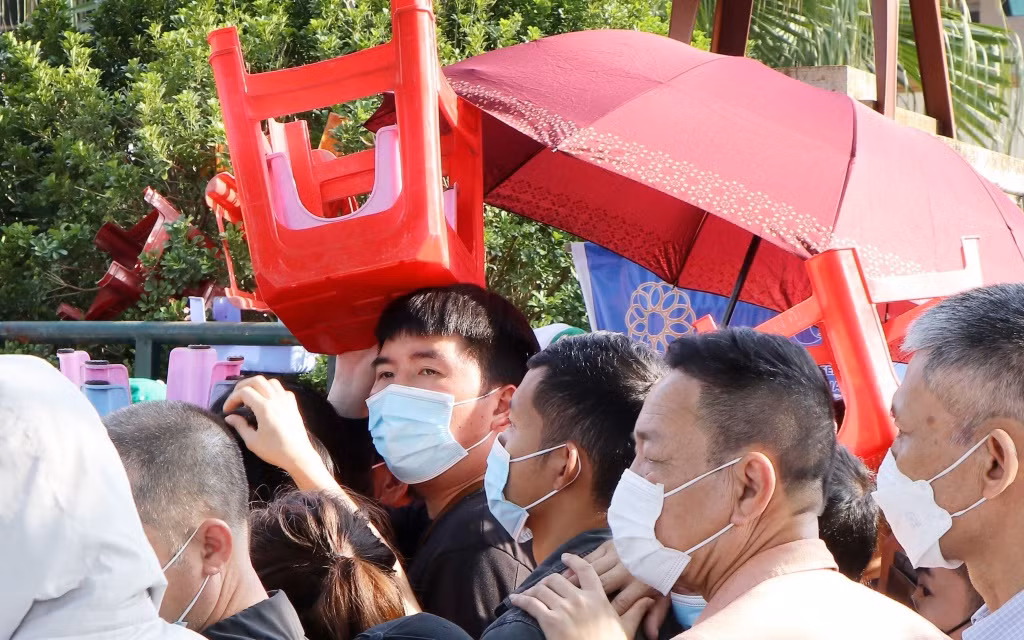 ttxvn_phu_tho_mua_ve_bong_da_7-1651553733476.jpeg