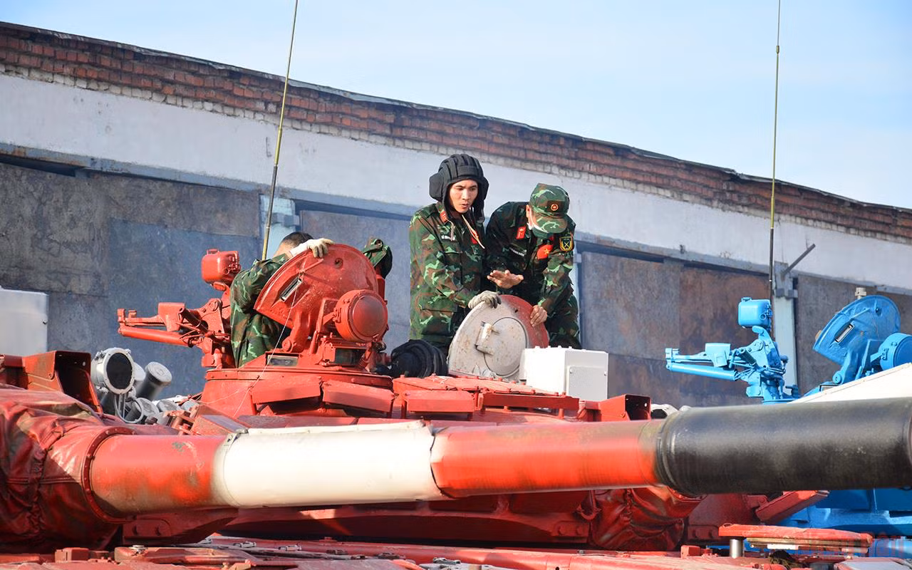 Cận cảnh 4 chiếc xe tăng màu đỏ của đội tuyển Việt Nam tại Army Games 2021 -1