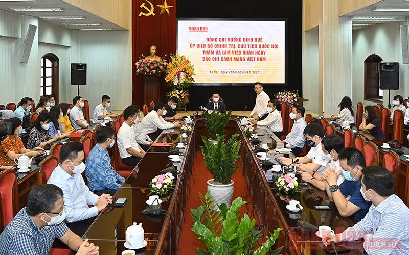 Báo Nhân Dân là một trong những tờ báo chủ lực có đóng góp rất nhiều vào tổ chức, hoạt động của Quốc hội -0