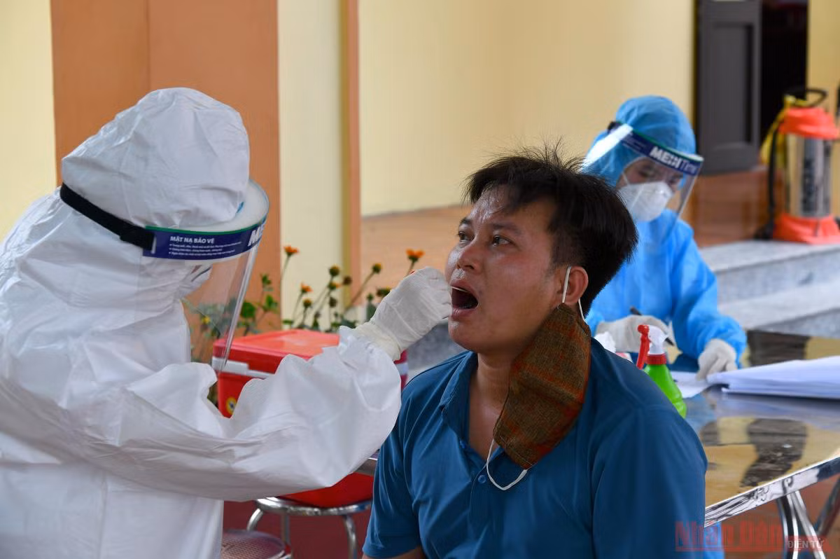 Xét nghiệm Covid-19 cho người dân xã Kim Chung -0