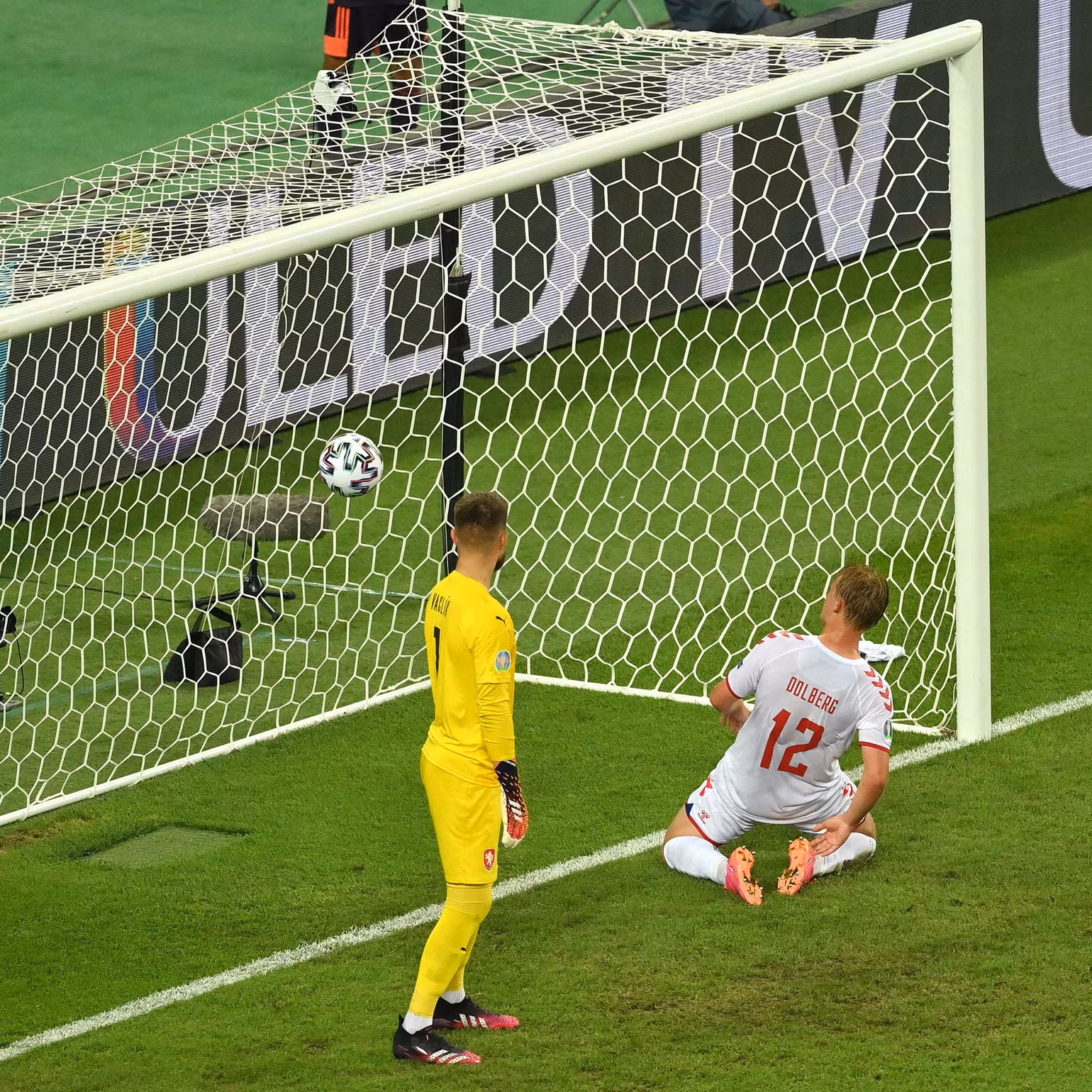 Thắng thuyết phục, Đan Mạch thẳng tiến bán kết EURO 2020 -0