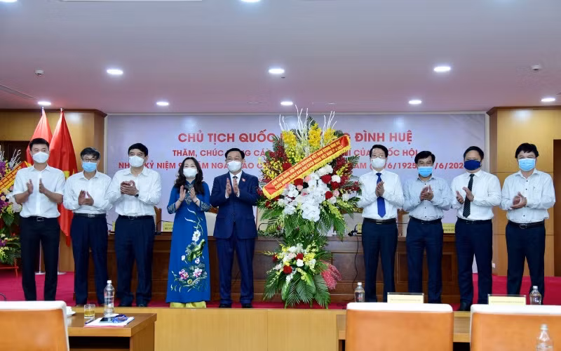 Chủ tịch Quốc hội Vương Đình Huệ thăm, chúc mừng Báo Nhân Dân và các cơ quan báo chí của Quốc hội -0