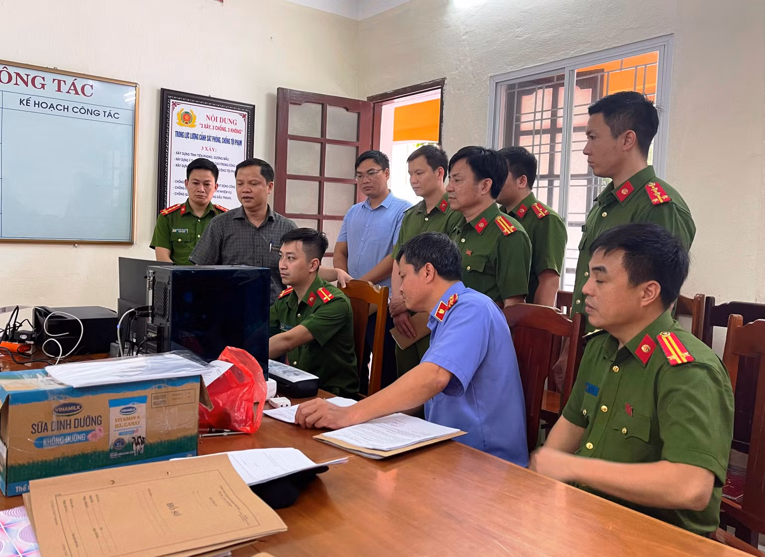 Làm giả con dấu, tài liệu để chiếm đoạt tài sản -0