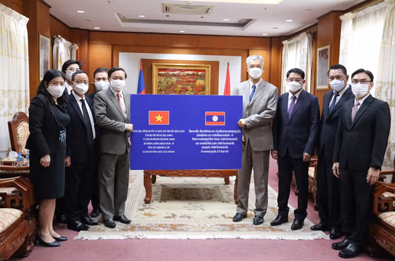 Thủ đô Vientiane ủng hộ Việt Nam 30 nghìn USD phòng, chống Covid-19 -0