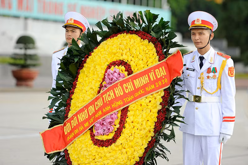 Đoàn đại biểu Bà mẹ Việt Nam Anh hùng vào Lăng viếng Chủ tịch Hồ Chí Minh -0
