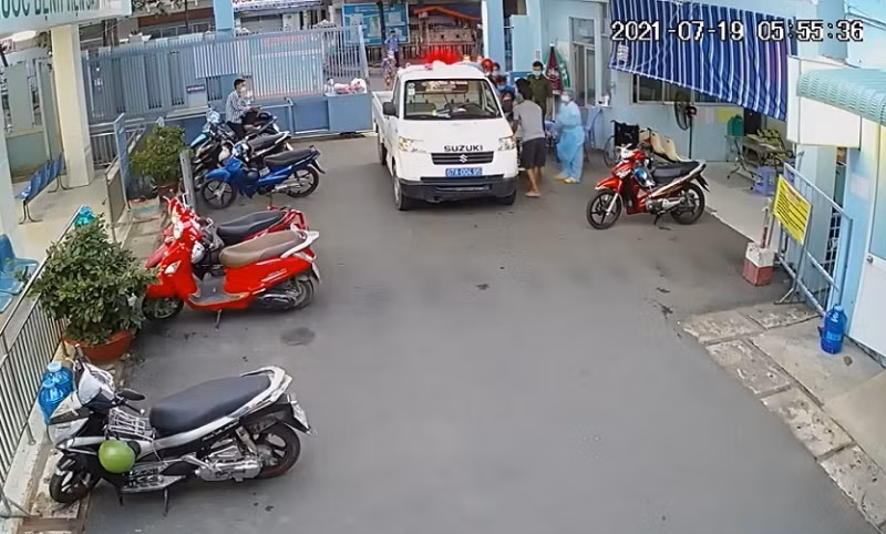 Thượng úy công an giúp sản phụ mang song thai vượt cạn -0
