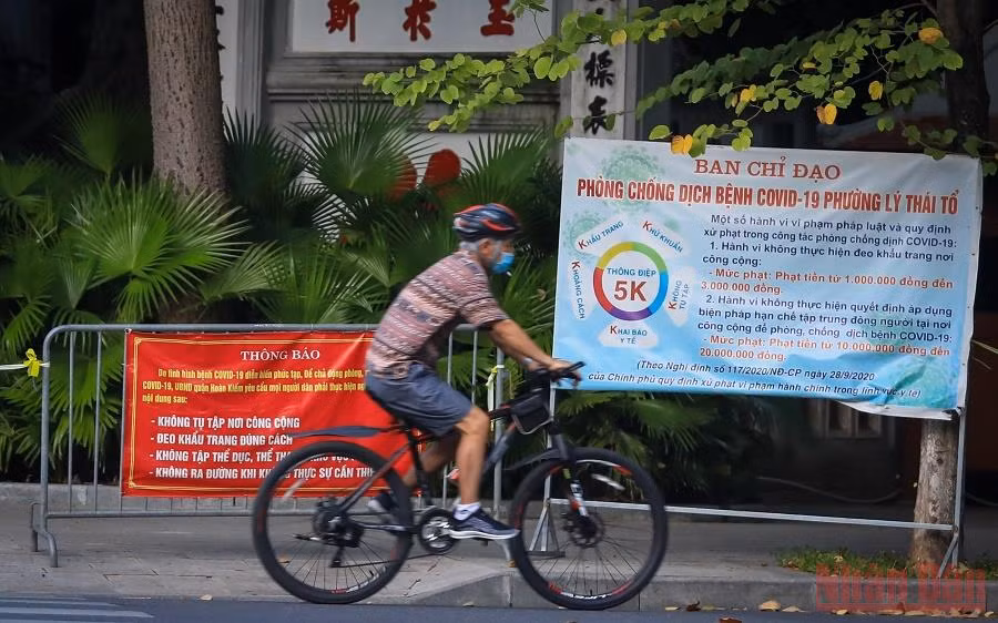 Người dân Hà Nội lại ra đường đạp xe tập thể dục bất chấp lệnh cấm theo Chỉ thị 15 -0