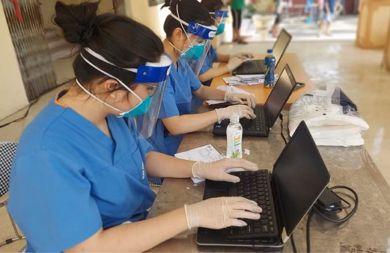 Nhân viên y tế nỗ lực truy vết các trường hợp F0 nhờ ứng dụng công nghệ thông tin.
