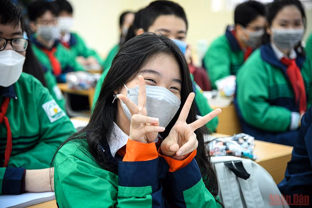  Học sinh từ khối lớp 7 tới 12 của thành phố Hà Nội chính thức trở lại trường học trực tiếp -0