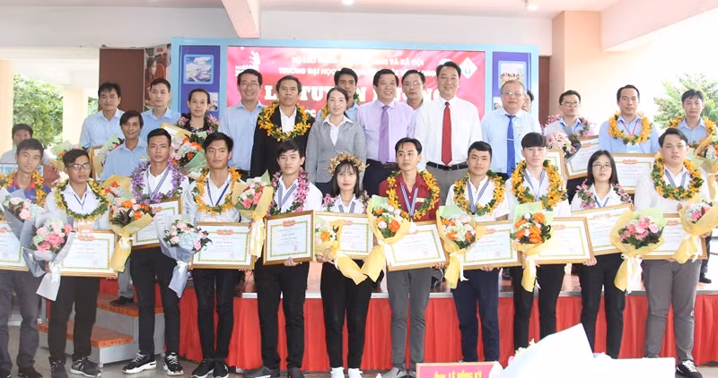 Khen thưởng thí sinh đạt giải cao kỳ thi tay nghề toàn quốc -0