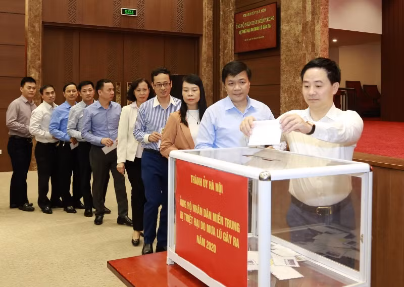 Thành ủy Hà Nội quyên góp ủng hộ đồng bào miền trung -0