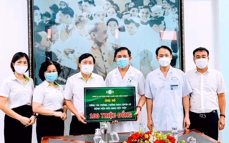 Công ty CP Nhựa Tiền Phong trao 100 triệu đồng tặng y bác sĩ trên tuyến đầu chống dịch -0
