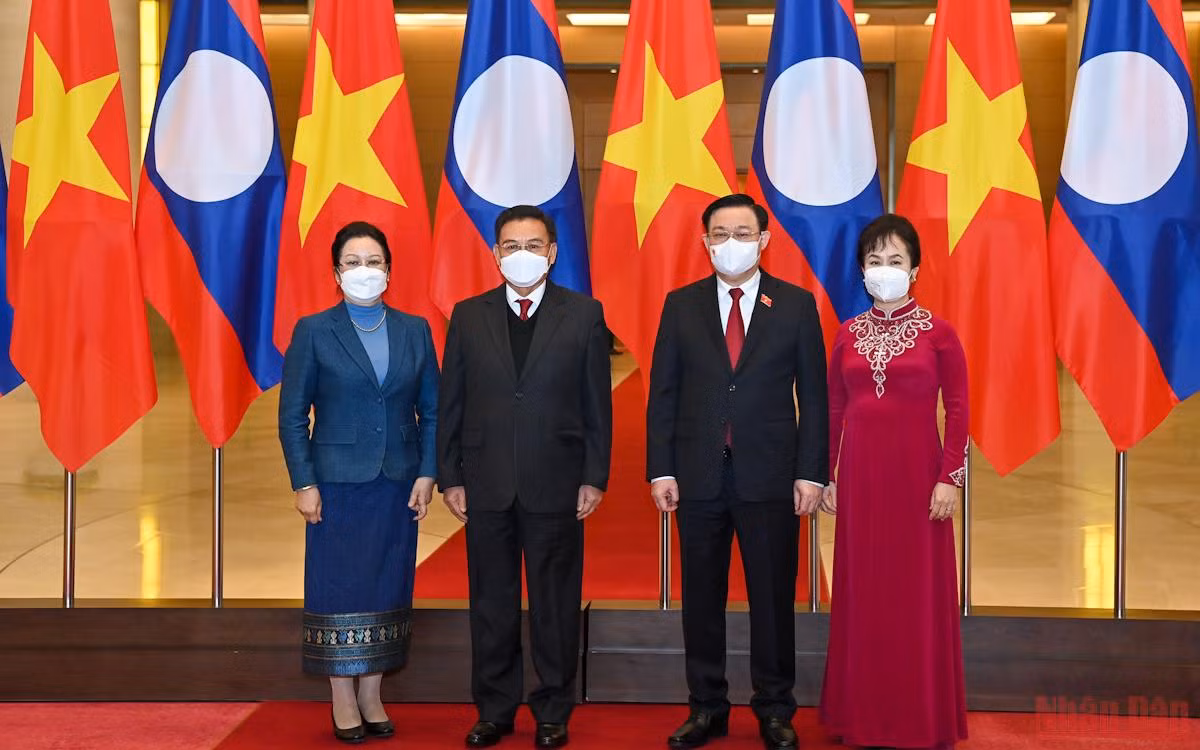Chủ tịch Quốc hội Vương Đình Huệ đón, hội đàm với Chủ tịch Quốc hội Lào Saysomphone Phomvihane -5