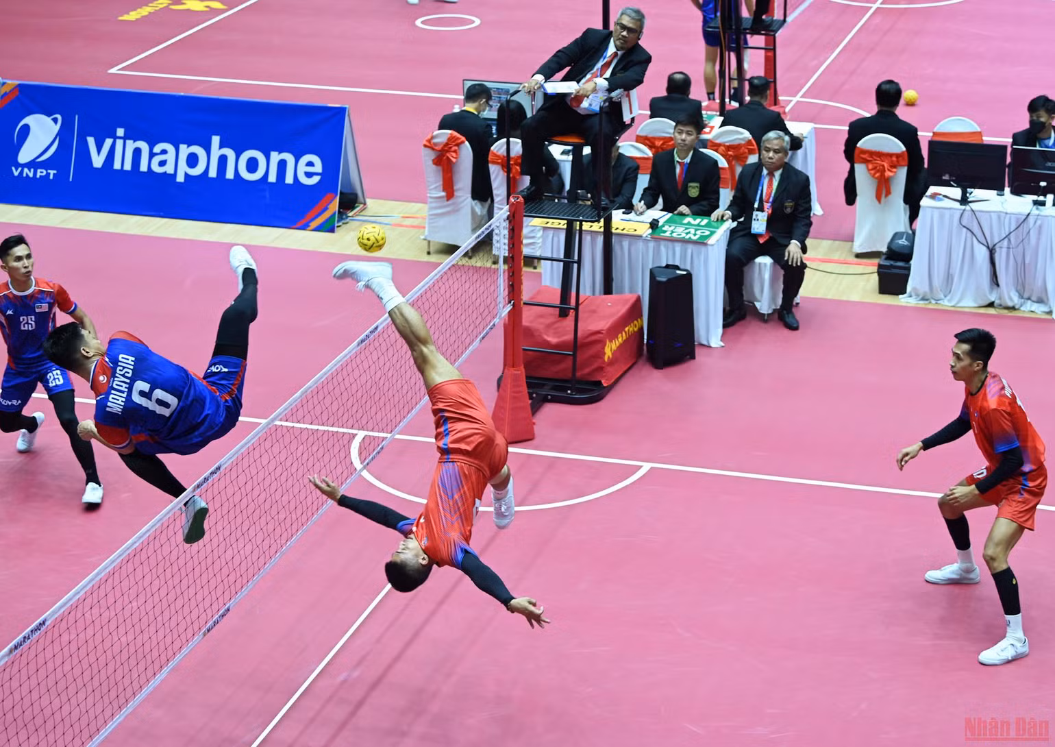 Vận động viên cầu mây phô diễn kỹ thuật tại đấu trường SEA Games 31 -0