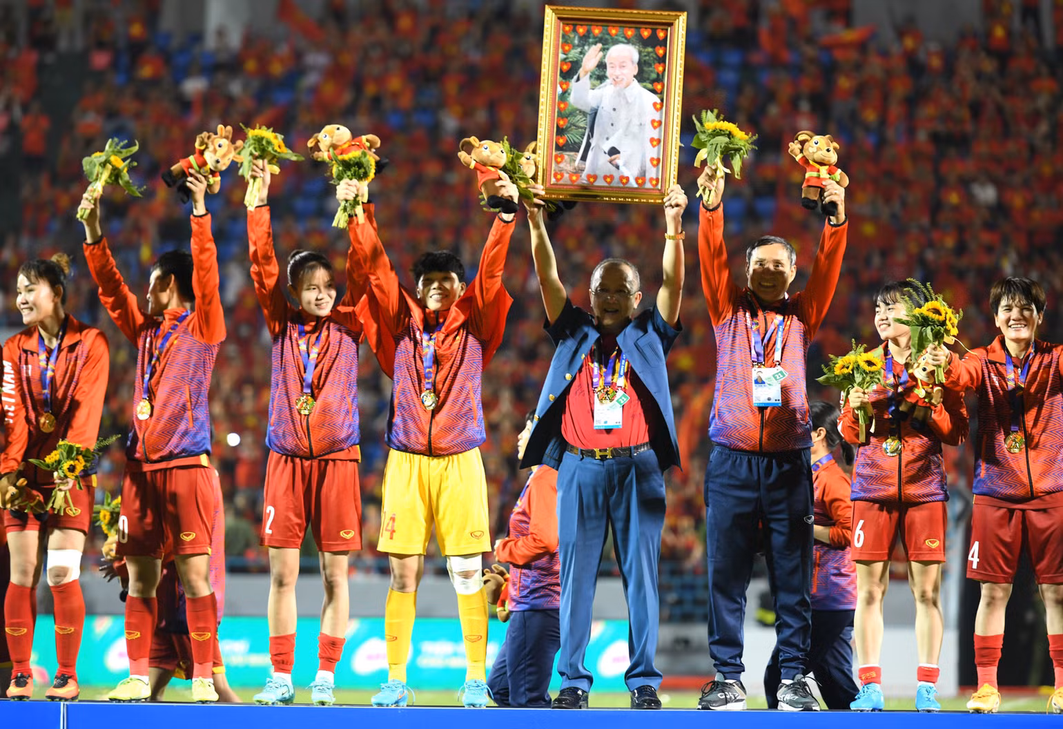 Đội tuyển bóng đá nữ Việt Nam đón nhận Huy chương Vàng SEA Games 31 -0