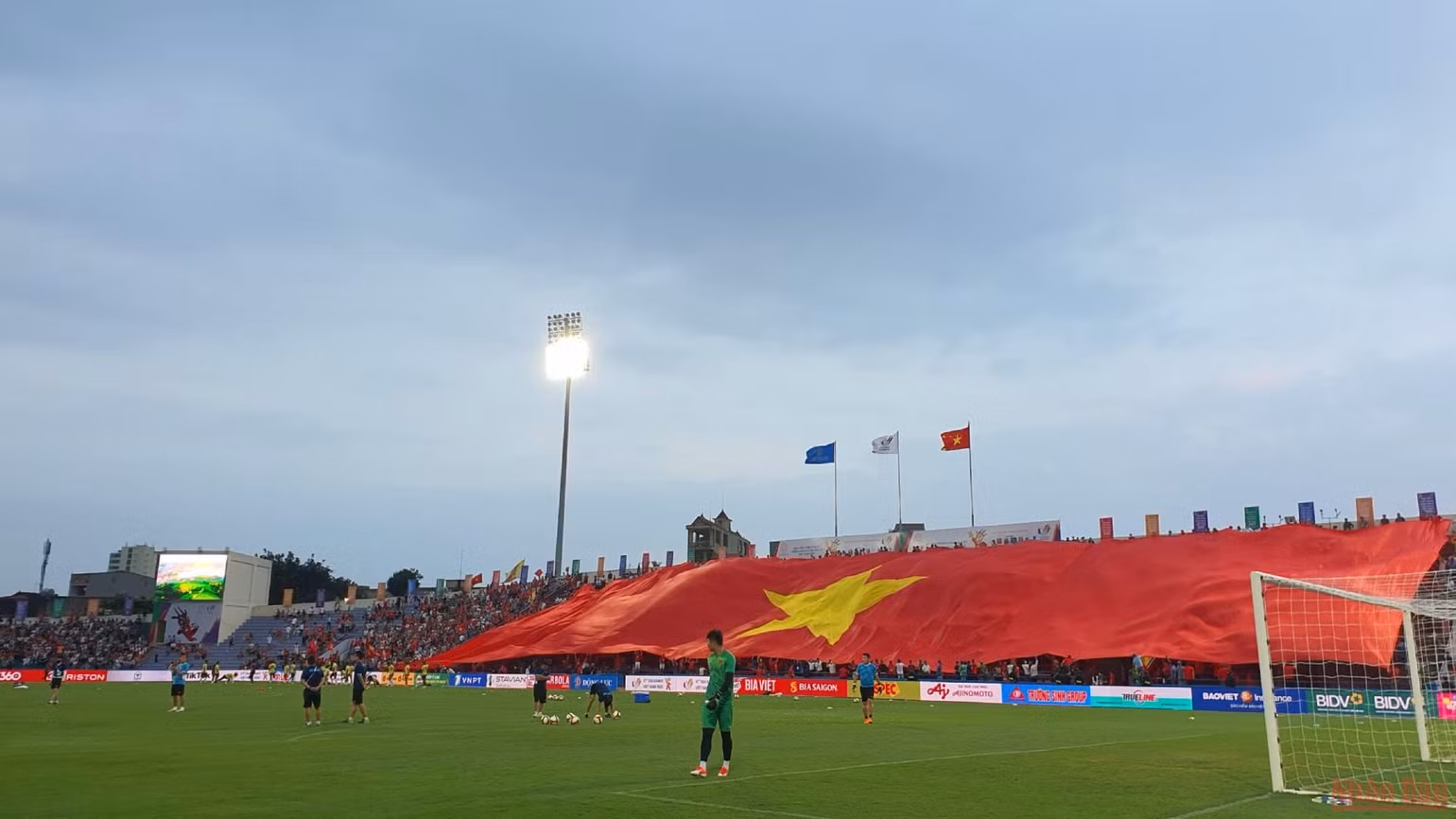 Hai đội chuẩn bị ra sân -2
