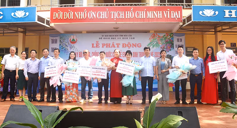 Đắk Lắk phát động dạy bơi phòng, chống đuối nước cho trẻ em trong dịp hè 2022 -0