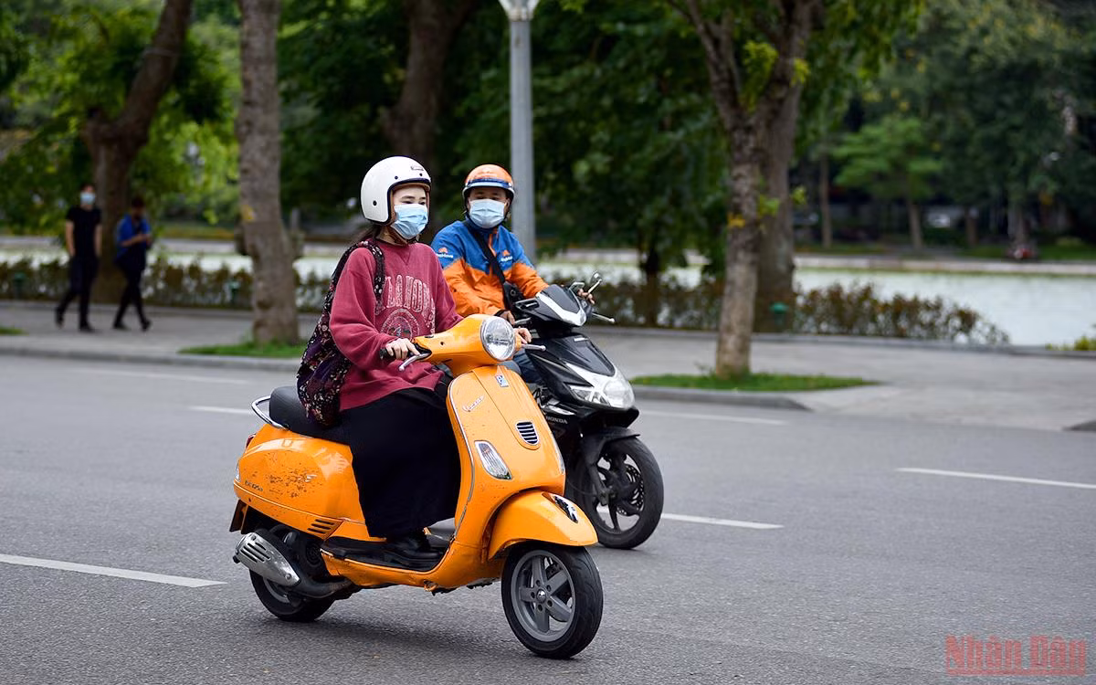 Người Hà Nội co ro trong ngày gió mùa về -0