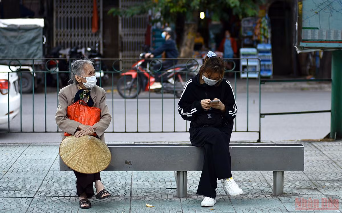 Người Hà Nội co ro trong ngày gió mùa về -0