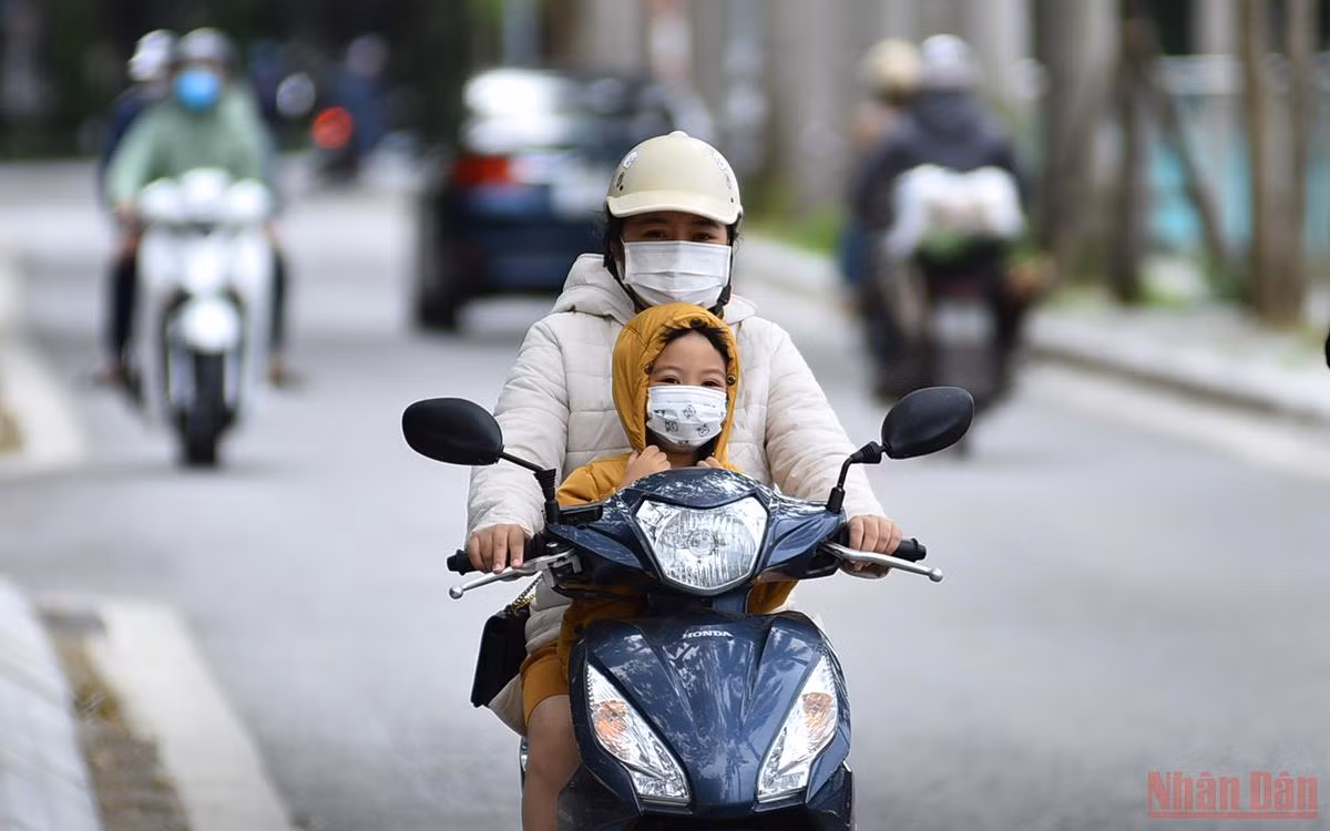 Người Hà Nội co ro trong ngày gió mùa về -0