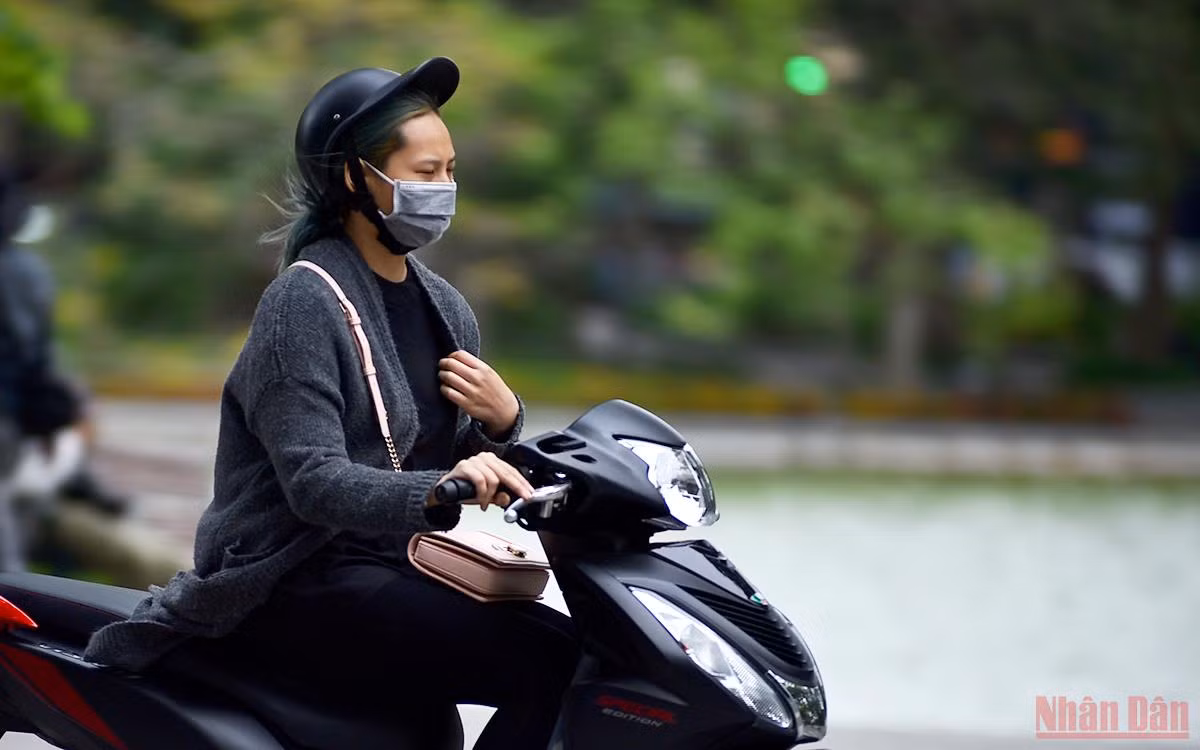 Người Hà Nội co ro trong ngày gió mùa về -0