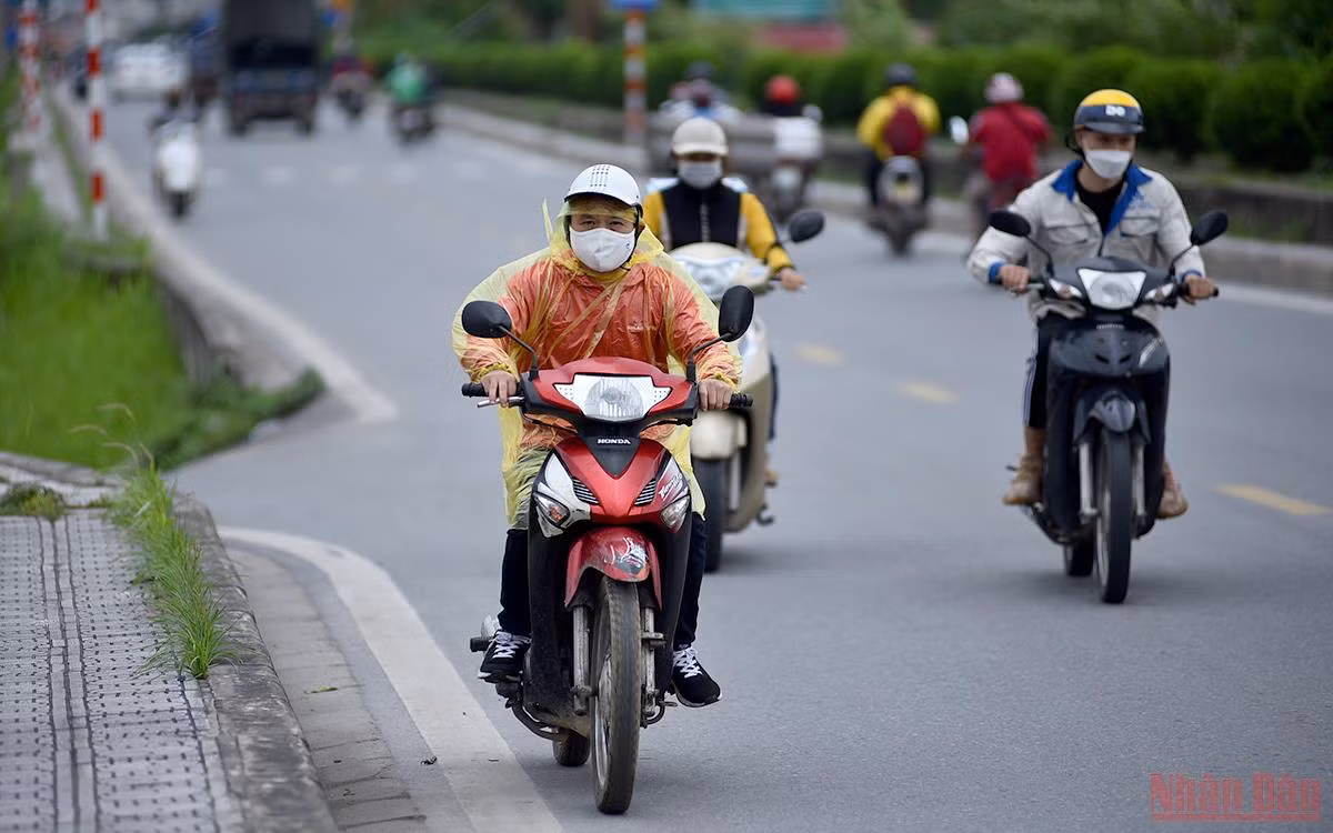 Người Hà Nội co ro trong ngày gió mùa về -0