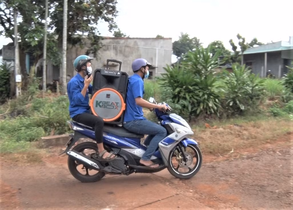 Thấm đẫm màu áo xanh tình nguyện trong chiến dịch vận động cài Bluezone -0