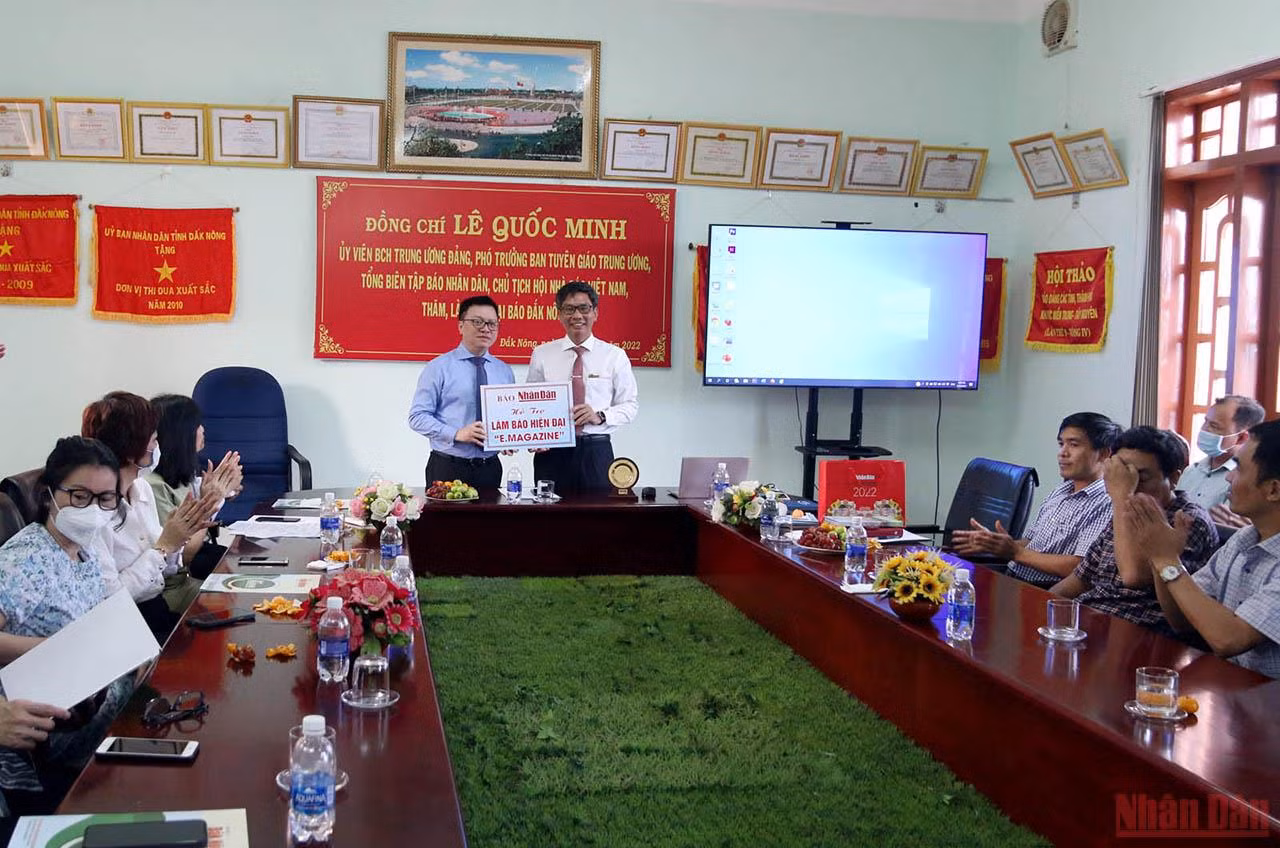 Đoàn công tác Báo Nhân Dân thăm và làm việc tại Đắk Nông -0